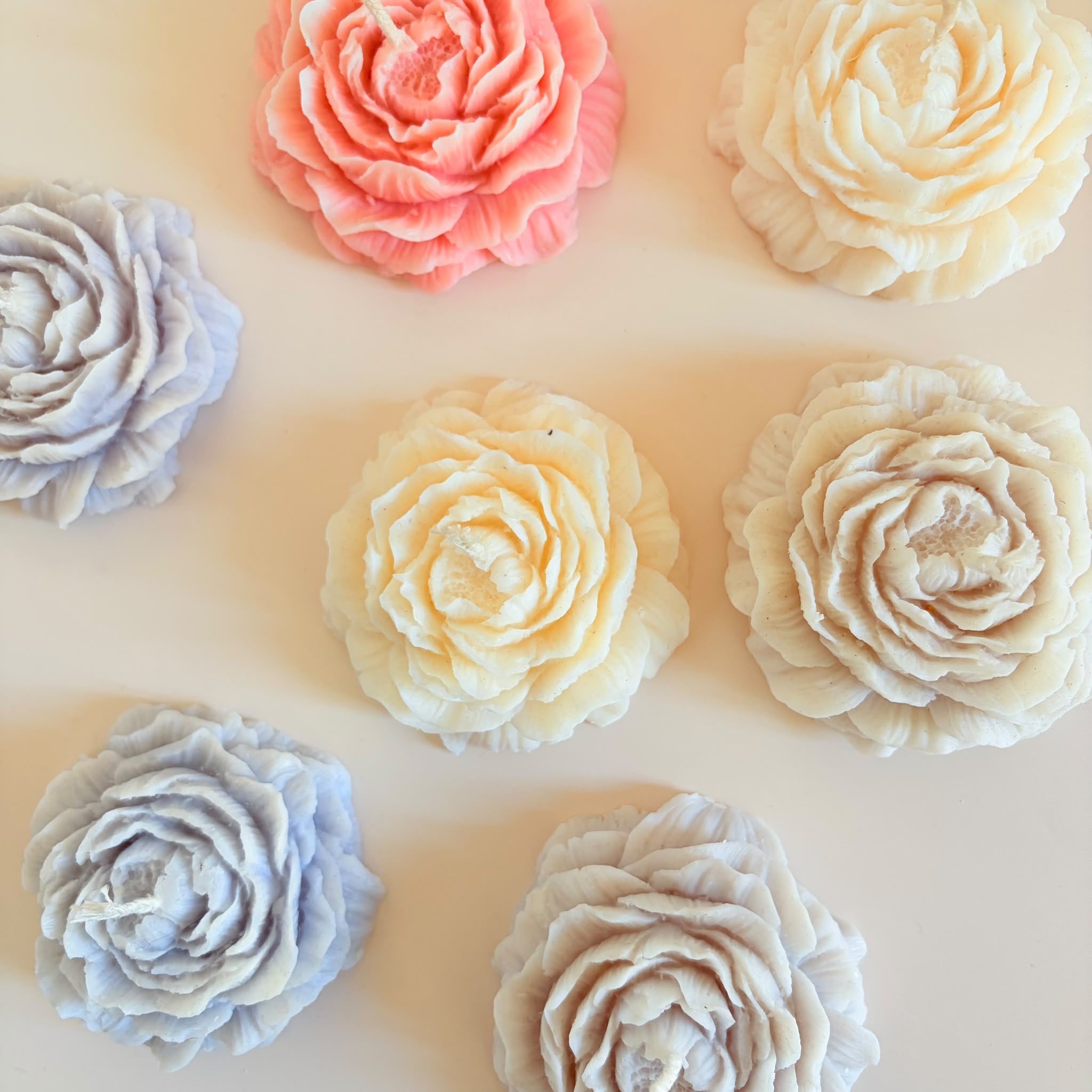 bougie-sculptee-artisanale-cire-soja-rose-1