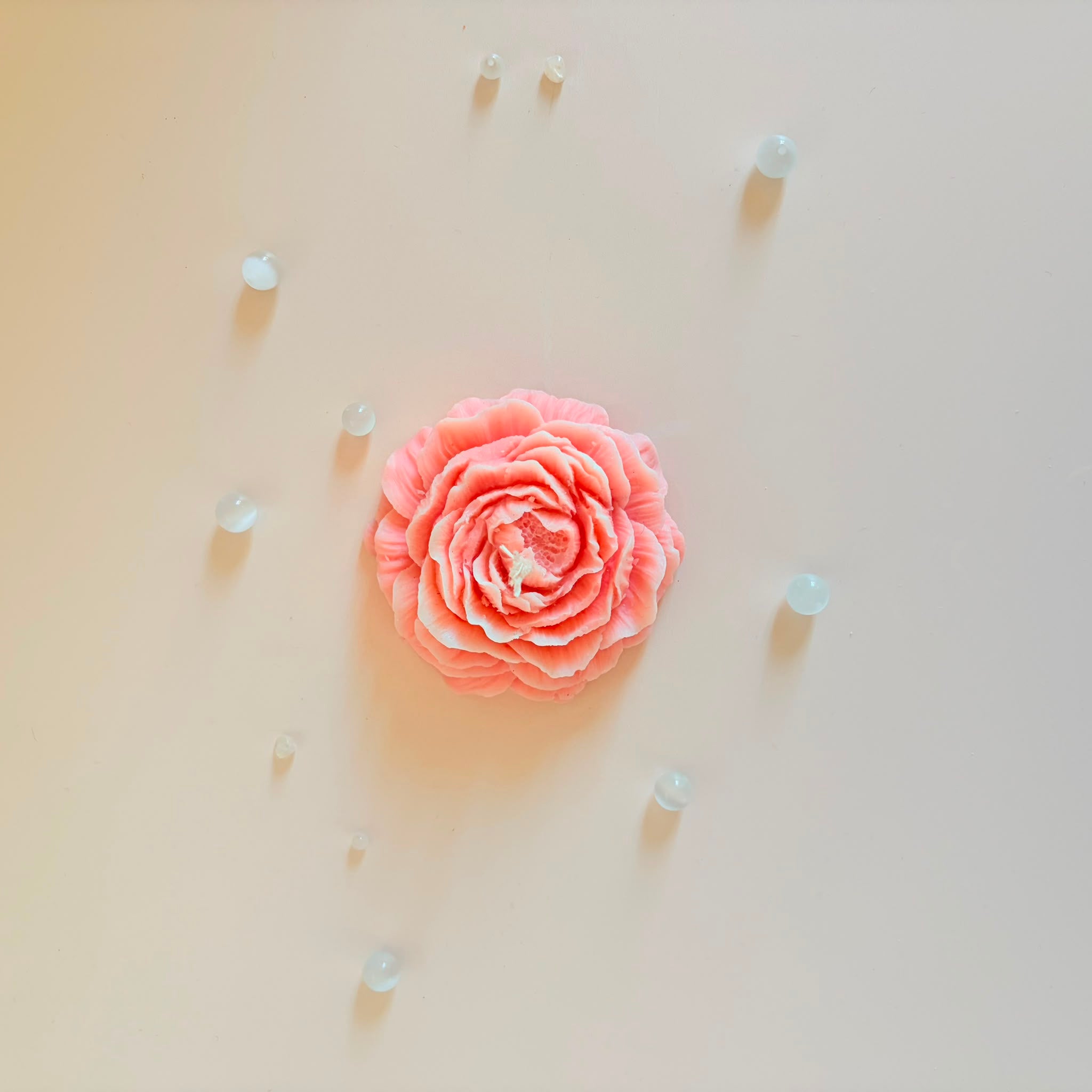 bougie-sculptee-artisanale-cire-soja-rose-2